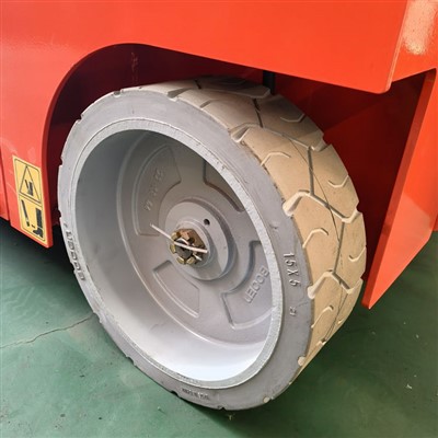 Elektrický nůžkový zvedák s vlastním pohonem